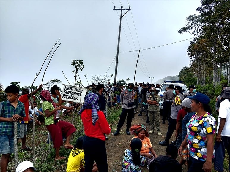 Aksi 'Jaga Kampung' masyarakat adat Poco Leok yang menolak perluasan proyek Geotermal Ulumbu 5-6 di Kecamatan Satar Mese, Kabupaten Manggarai, Nusa Tenggara Timur pada Rabu, 2 Oktober 2024. [Dok. Istimewa]