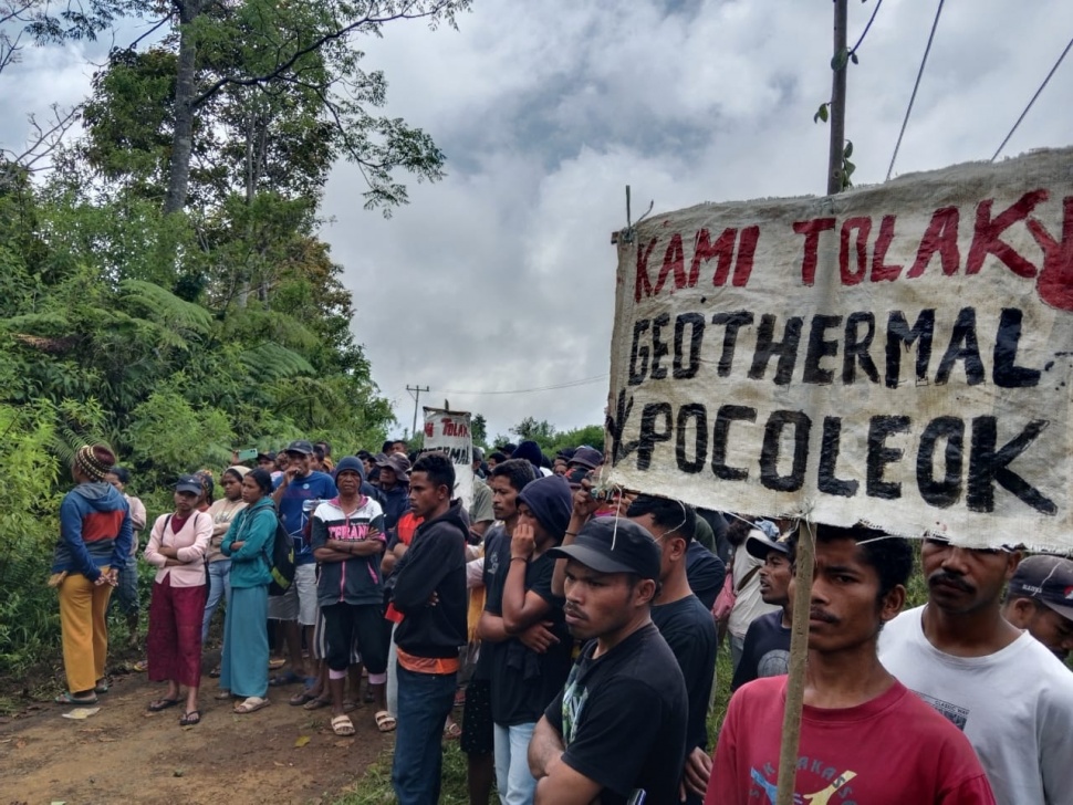 Aksi 'Jaga Kampung' masyarakat adat Poco Leok yang menolak perluasan proyek Geotermal Ulumbu 5-6 di Kecamatan Satar Mese, Kabupaten Manggarai, Nusa Tenggara Timur pada Rabu, 2 Oktober 2024. [Dok. Istimewa]