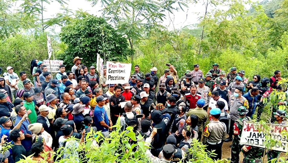 Aksi 'Jaga Kampung' masyarakat adat Poco Leok yang menolak perluasan proyek Geotermal Ulumbu 5-6 di Kecamatan Satar Mese, Kabupaten Manggarai, Nusa Tenggara Timur pada Rabu, 2 Oktober 2024. [Dok. Istimewa]