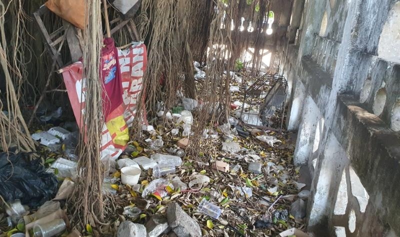 tumpukan sampah di area pohon beringin di Alkid. [Suarajogja.id/Hiskia Andika Weadcaksana]