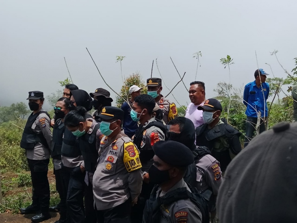 Tindakan represif aparat gabungan Polri, TNI, Satpol PP terhadap masyarakat adat Poco Leok yang menolak perluasan proyek Geotermal Ulumbu 5-6 di Kecamatan Satar Mese, Kabupaten Manggarai, Nusa Tenggara Timur pada Rabu, 2 Oktober 2024. [Dok. Istimewa]