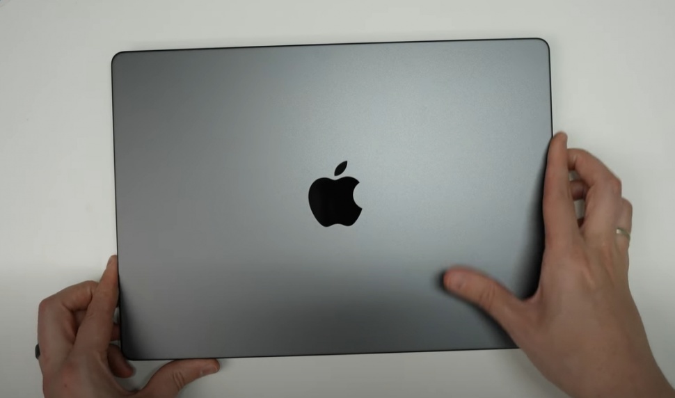 Penampakan MacBook Pro M4. (YouTube/ Romancev768)