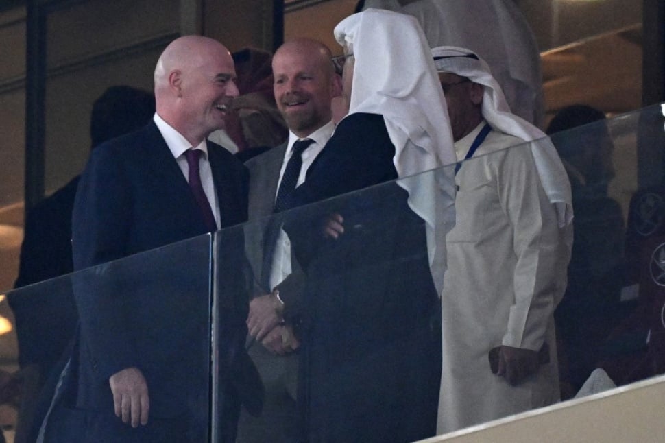 Presiden FIFA Gianni Infantino (kiri) berbicara dengan Presiden Konfederasi Sepak Bola Asia (AFC) Sheikh Salman bin Ibrahim al-Khalifa (kanan) selama pertandingan sepak bola Grup A Piala Asia AFC Qatar 2023 antara Qatar dan Lebanon di Stadion Lusail di Lusail, sebelah utara Doha pada 12 Januari 2024.HECTOR RETAMAL / AFP