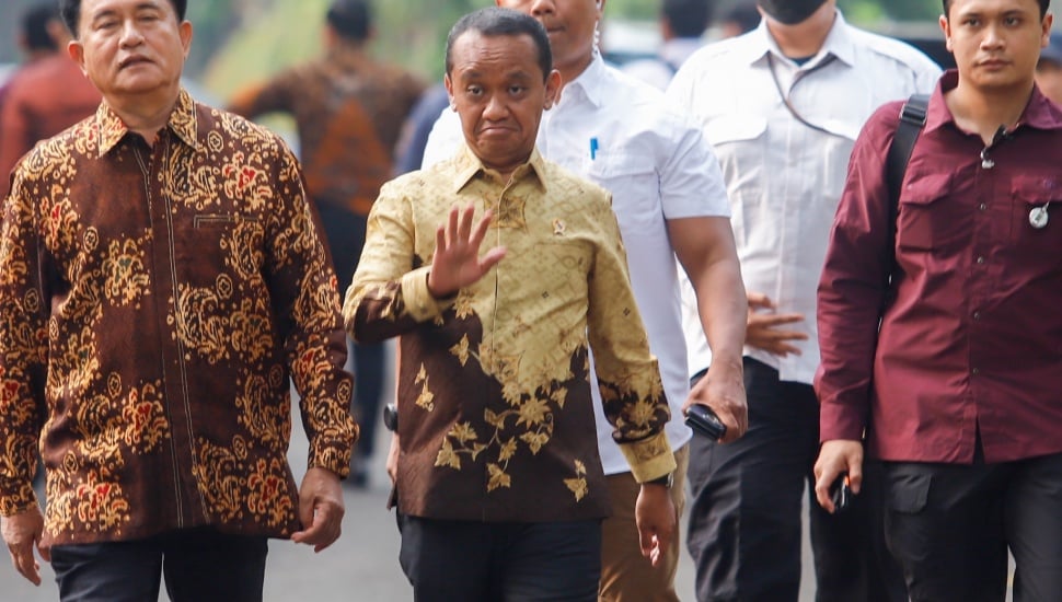 Ketua Umum Partai Golkar Bahlil Lahadalia usai mendatangi kediaman Presiden Terpilih Prabowo Subianto, Kertanegara, Jakarta Selatan, Senin (14/10/2024). [Suara.com/Alfian Winanto]