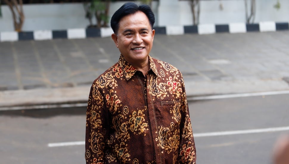 Pakar Hukum Tata Negara Yusril Ihza Mahendra usai mendatangi kediaman Presiden Terpilih Prabowo Subianto, Kertanegara, Jakarta Selatan, Senin (14/10/2024). [Suara.com/Alfian Winanto]