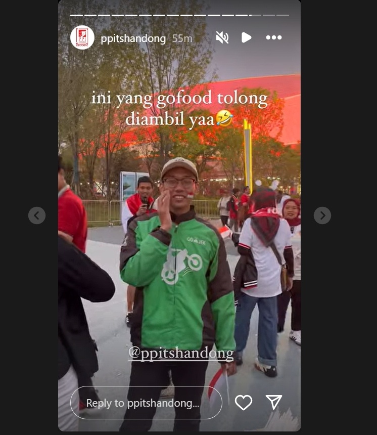 Suporter timnas Indonesia pakai jaket ojol hingga jadi sorotan di stadion. (Instagram/@ppitshandong)