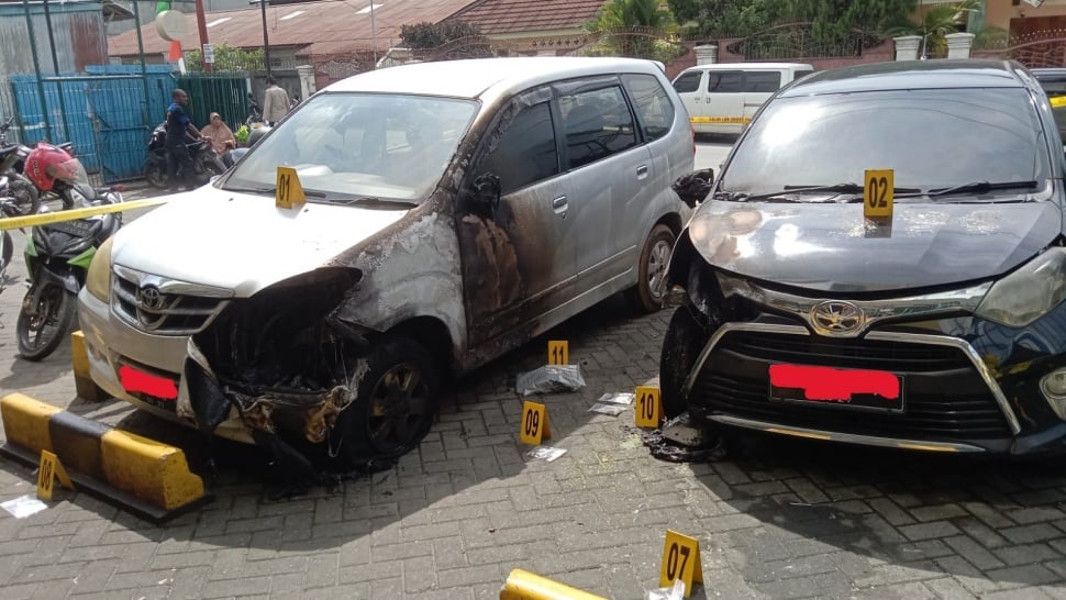 Kantor Redaksi Jubi di Kota Jayapura, Provinsi Papua, dilempar bom molotov, Rabu (16/10/2024) dini hari. Dua mobil operasional Jubi di halaman kantor terbakar dan rusak.(Istimewa)