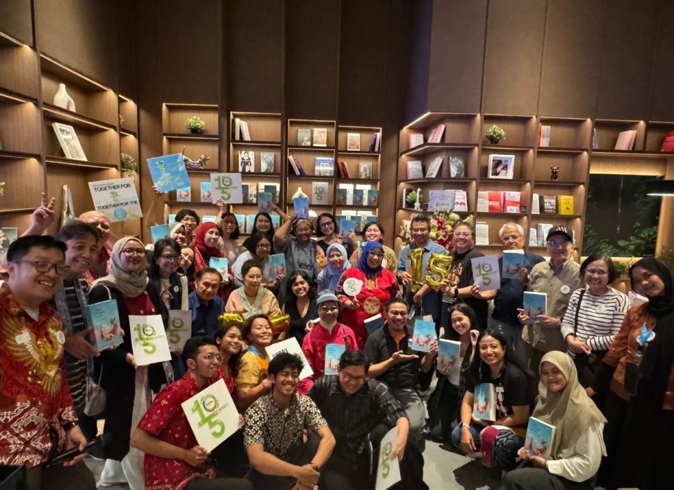 Amanda Katili Niode, PhD.meluncurkan buku “Dalam Dekapan Zaman. Memoar Pegiat Harmoni Bumi.” (Dok. Istimewa)