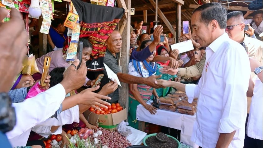 Perjalanan Presiden Jokowi dalam Meninjau Pasar Rakyat LIPA Kalabahi di Kabupaten Alor (Instagram/Jokowi)