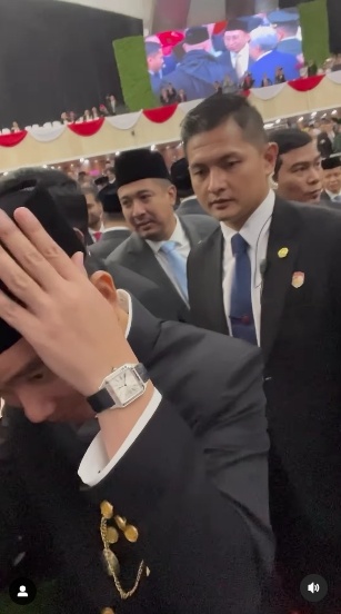 Wakil Presiden Gibran Rakabuming Raka diduga memakai jam tangan Cartier Santos Dumont saat dilantik. (Instagram/@melly_goeslaw)