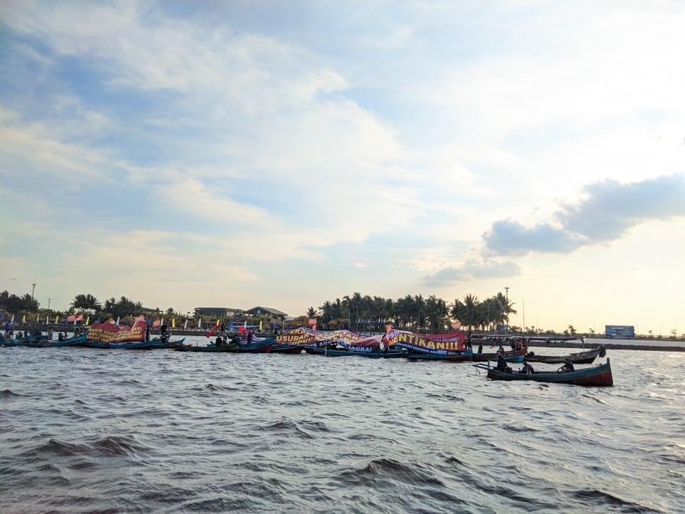 Kelompok nelayan menggelar aksi doa bersama dan parade perahu sambil membentangkan spanduk berisi tuntutan kepada Presiden dan Wakil Presiden Prabowo Subianto-Gibran Rakabuming Raka di Teluk Jakarta, pada Minggu (20/10/2024). [Dok. Agra]