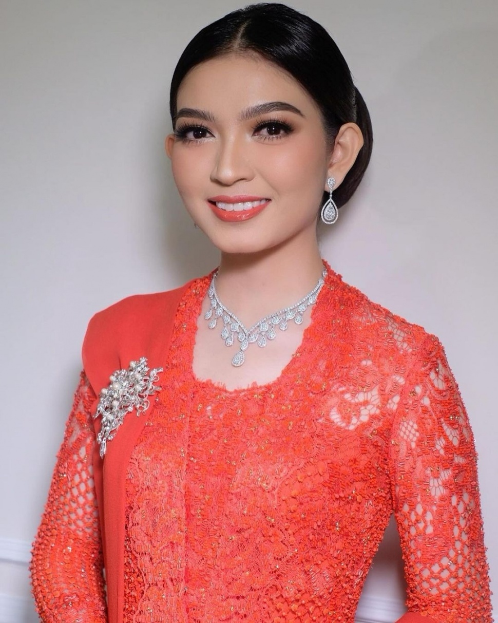 Selvi Ananda memakai kebaya. (Instagram/@bennusorumba)