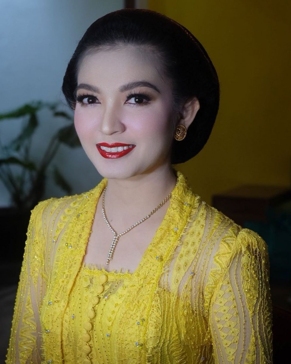 Selvi Ananda memakai kebaya. (Instagram/@antoniusanungmakeup)