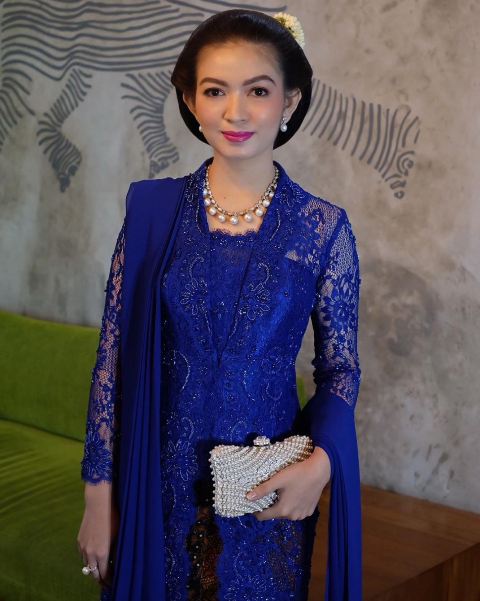 Selvi Ananda memakai kebaya. (Instagram/@antoniusanungmakeup)