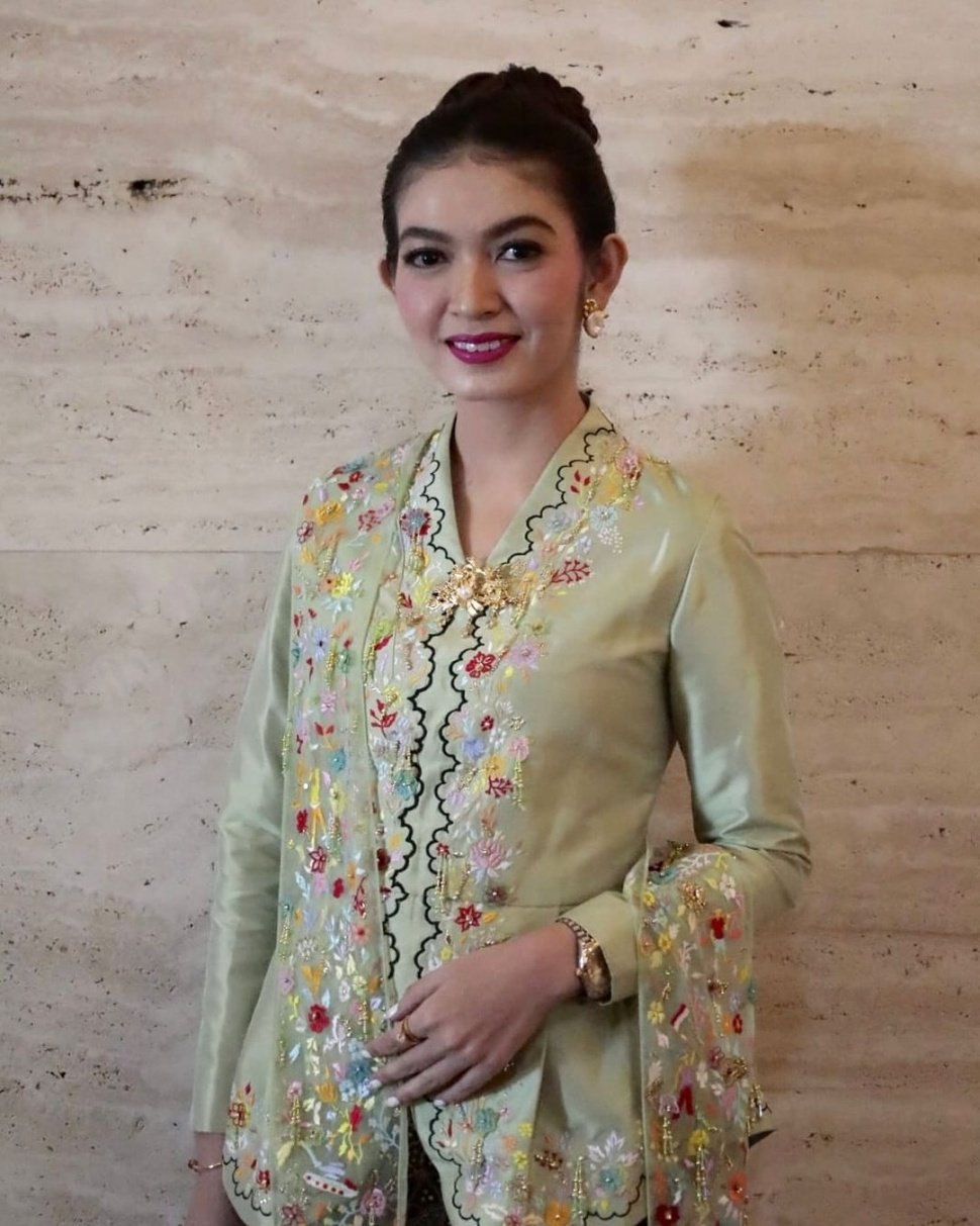 Selvi Ananda memakai kebaya. (Instagram/@antoniusanungmakeup)