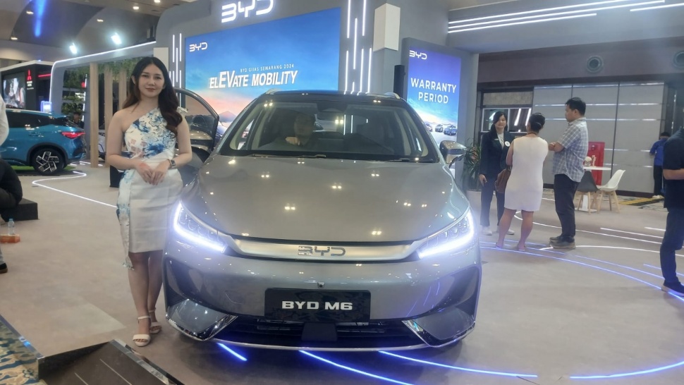 BYD M6 di GIIAS) Semarang 2024 pada Rabu (23/10/2024). [Suara.com/Budi Arista Romadhoni]