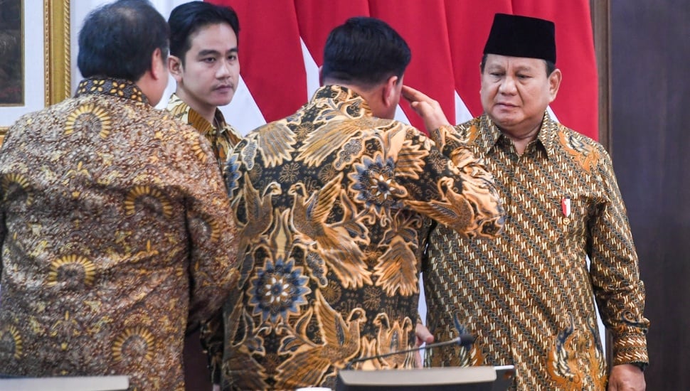 Presiden Prabowo Subianto (kanan) dan Wakil Presiden Gibran Rakabuming Raka (kiri) menyalami para menteri sebelum memimpin sidang kabinet paripurna di Kantor Presiden, Jakarta, Rabu (23/10/2024). [ANTARA FOTO/Hafidz Mubarak A/aww]