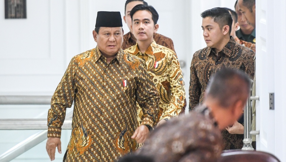 Presiden Prabowo Subianto (kiri) dan Wakil Presiden Gibran Rakabuming Raka (kedua kiri) didampingi Seskab Teddy Indra Wijaya (kanan) bersiap memimpin sidang kabinet paripurna di Kantor Presiden, Jakarta, Rabu (23/10/2024). [ANTARA FOTO/Hafidz Mubarak A/aww]