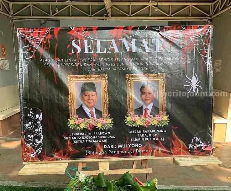 Karangan bunga dari BEM FISIP Unair. [beritajatim]