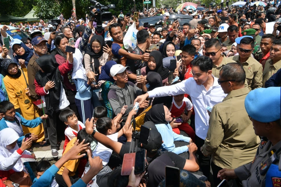 Wakil Presiden Gibran Rakabuming Raka blusukan ke Pasar Gotong Royong, Magelang, Jawa Tengah, Minggu (27/10/2024). [Foto: BPMI Setwapres]