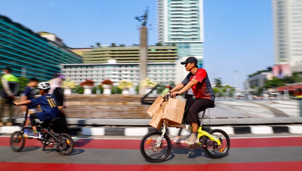 Warga berolahraga saat Car Free Day (CFD) di Bundaran HI, Jakarta, Minggu (27/10/2024). [Suara.com/Alfian Winanto]