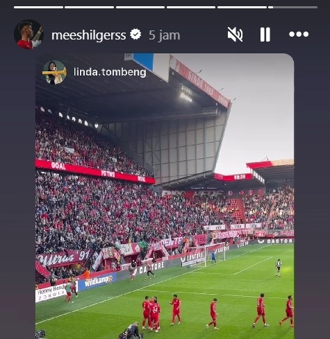 Linda Tombeng, ibunda Mees Hilgers menyaksikan langsung laga FC Twente melawan Heracles Almelo. [Instagram @meeshilgerss]