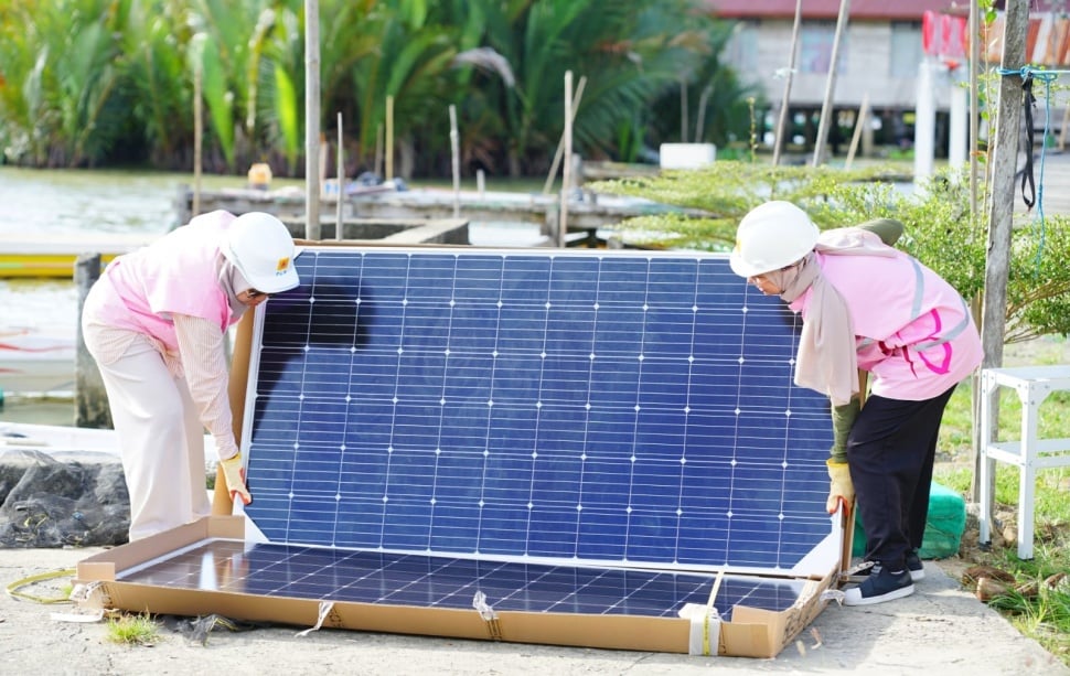 Perakitan dan pemasangan SuperSun di desa 3T, dusun Lamiko-miko, Luwu Utara, Sulawesi Selatan. Listrik bersih ini diharap bakal mendorong perekonomian rakyat [SuaraSulsel.id/PLN ULP3 Palopo]