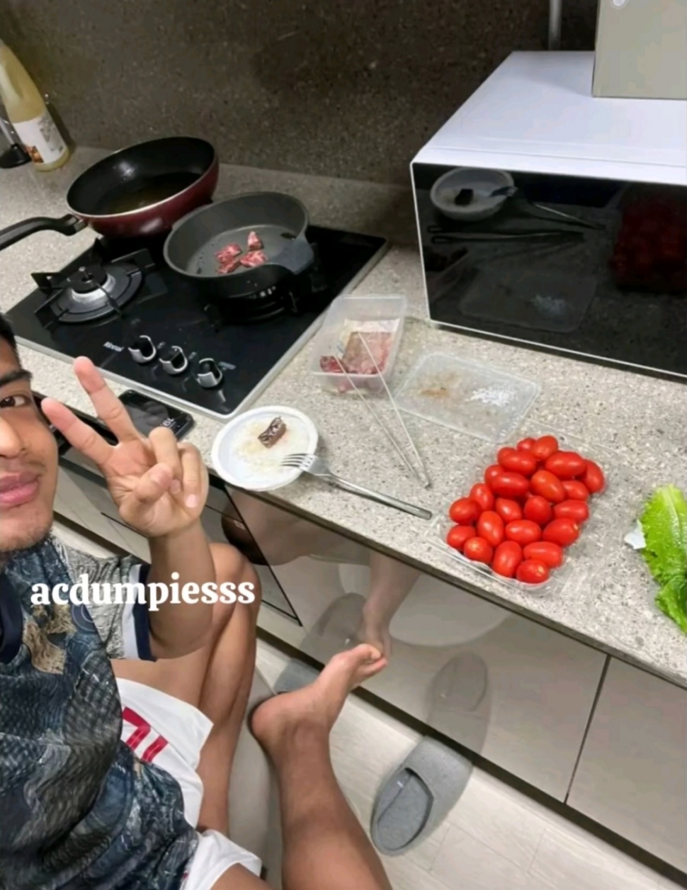 Pratama Arhan Memasak Sendiri di Korea (TikTok)