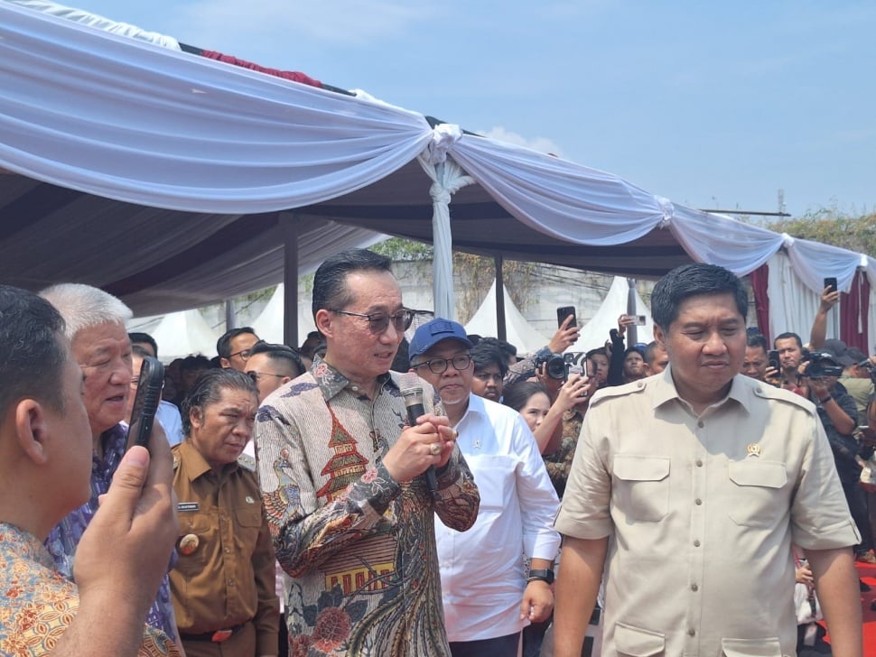 Menteri PKP Maruarar Sirait bersama pendiri Agung Sedayu Group Aguan melakukan groundbreaking pembangunan rumah gratis untuk masyarakat/(Suara.com/Achmad Fauzi).