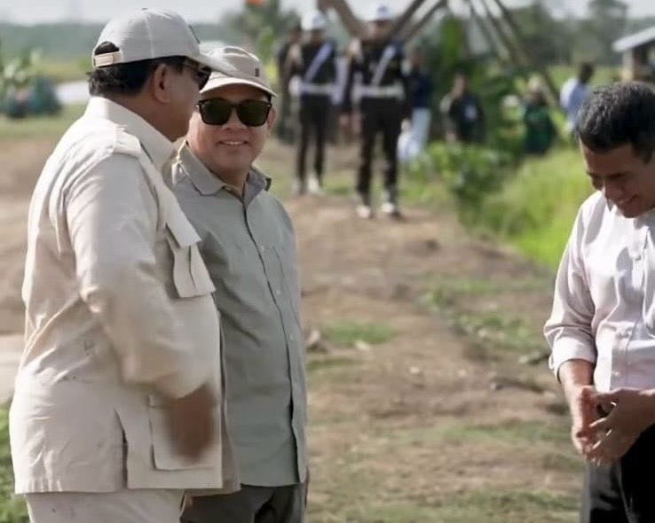 Presiden Prabowo Subianto melakukan kunjungan kerja perdana dengan meninjau projek cetak sawah satu juta Ha yang saat ini digarap oleh Andi Samsudin Arsyad atau Haji Isam (Foto Ist).