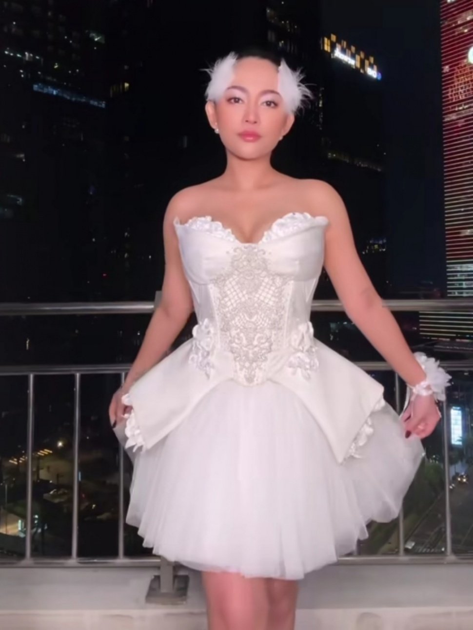 Pesona 'The Swan Lake': Rachel Vennya Kenakan Outfit Angsa Putih yang Memikat (Instagram)