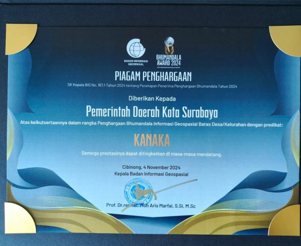 Pemerintah Kota (Pemkot) Surabaya meraih penghargaan bergengsi dengan Predikat KANAKA (Emas) dari Badan Informasi Geospasial (BIG) dalam ajang BHUMANDALA AWARD 2024  (Dok. Pemkot Surabaya)