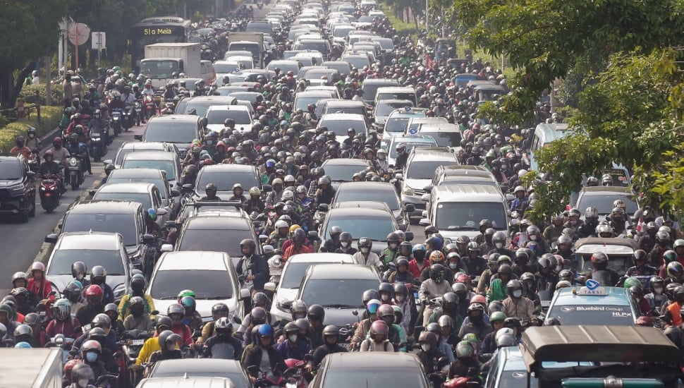 Pengendara terjebak kemacetan di Jakarta, Jumat (8/11/2024). [Suara.com/Alfian Winanto]