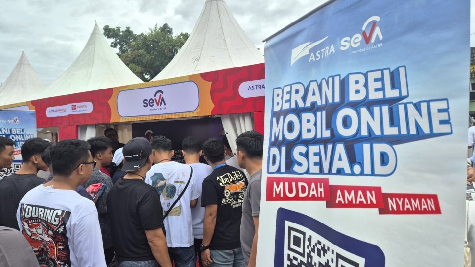 Keriuhan para pengunjung Daihatsu Kumpul Sahabat Medan memadati booth SEVA, mencari penawaran menarik hingga merasakan pembelian mobil yang cepat dan mudah. Semangat para pengunjung meningkatkan antusiasme perhelatan Daihatsu Kumpul Sahabat Medan yang diselenggarakan pada Minggu (10/11/2024). [Ist]