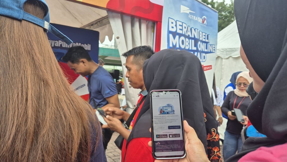 Keriuhan para pengunjung Daihatsu Kumpul Sahabat Medan memadati booth SEVA, mencari penawaran menarik hingga merasakan pembelian mobil yang cepat dan mudah. Semangat para pengunjung meningkatkan antusiasme perhelatan Daihatsu Kumpul Sahabat Medan yang diselenggarakan pada Minggu (10/11/2024). [Ist]