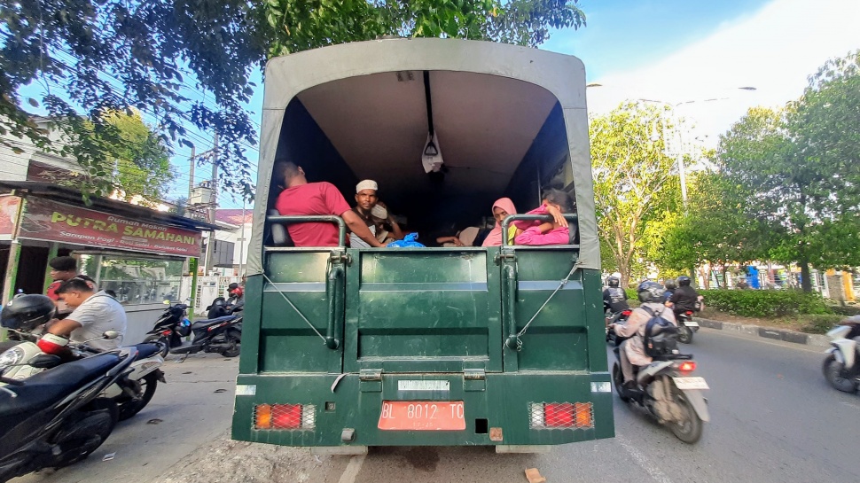 Pengungsi Rohingya dalam truk yang tidak bisa turun di Banda Aceh karena ditolak warga, pada Kamis (7/11/2024). [Suara.com/Habil]