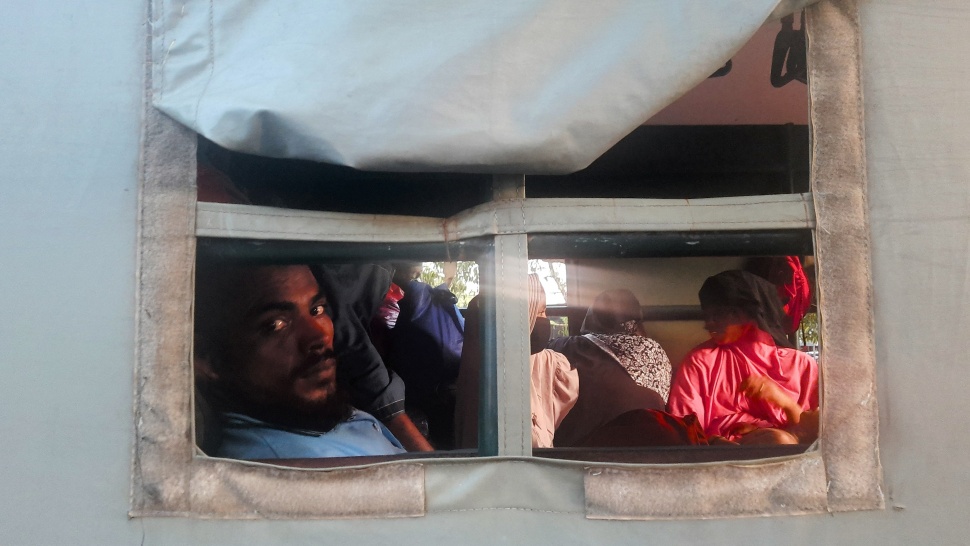 Pengungsi Rohingya dalam truk yang tidak bisa turun di Banda Aceh karena ditolak warga, Kamis (7/11/2024). [Suara.com/Habil]