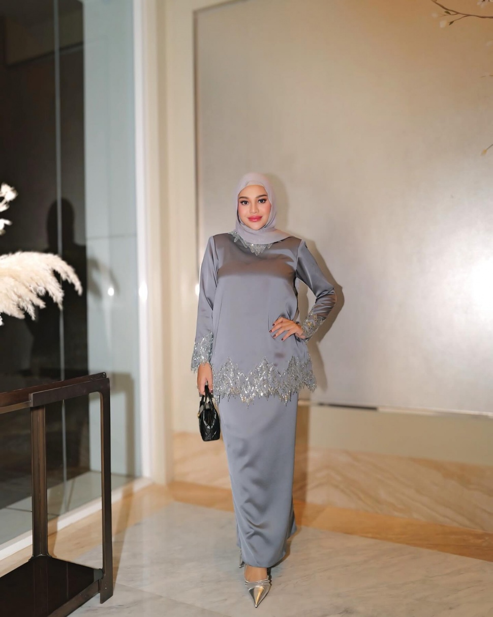 Outfit Aurel Hermansyah kondangan pakai baju kurung. [Instagram]