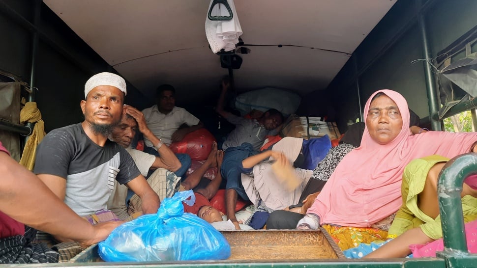 Pengungsi Rohingya dalam truk yang tidak bisa turun di Banda Aceh karena ditolak warga, Kamis (7/11/2024). [Suara.com/Habil]