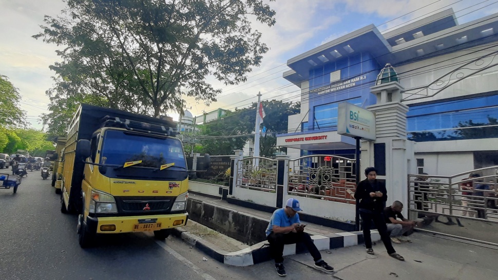 Truk mengangkut pengungsi Rohingya di Aceh, pada Kamis (7/11/2024). [Suara.com/Habil]