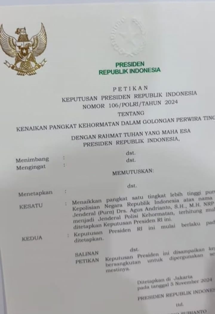 Presiden RI Prabowo Subianto memberikan kenaikkan pangkat satu tingkat lebih tinggi kepada Komisaris Jenderal (Purn) Agus Andrianto. (ist)