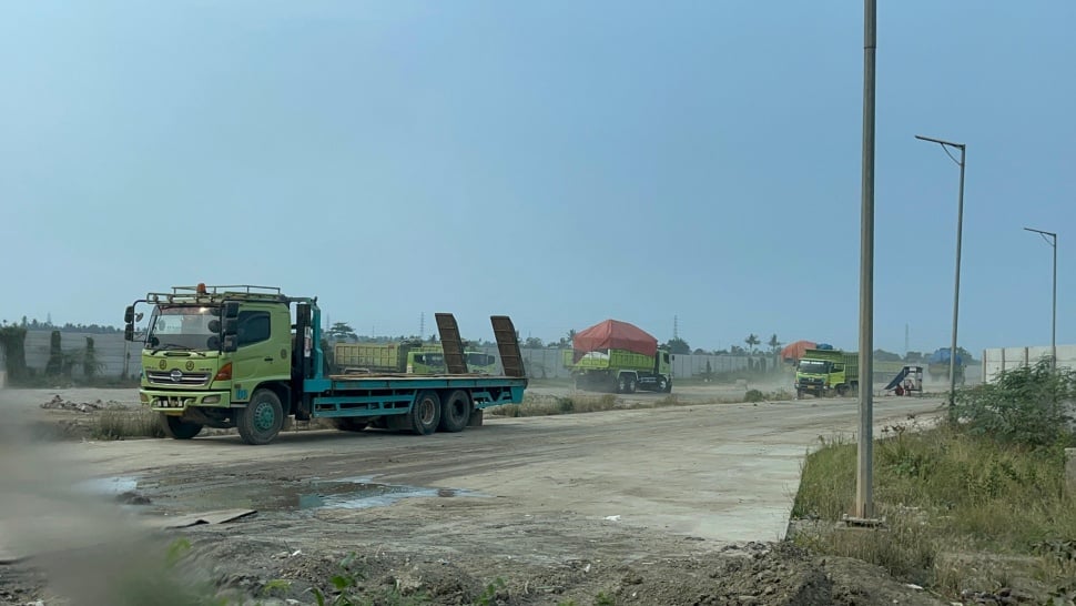 Aktivitas truk pengangkut tanah untuk proyek PIK 2 di Kabupaten Tangerang, Banten. [Suara.com/Yasir]