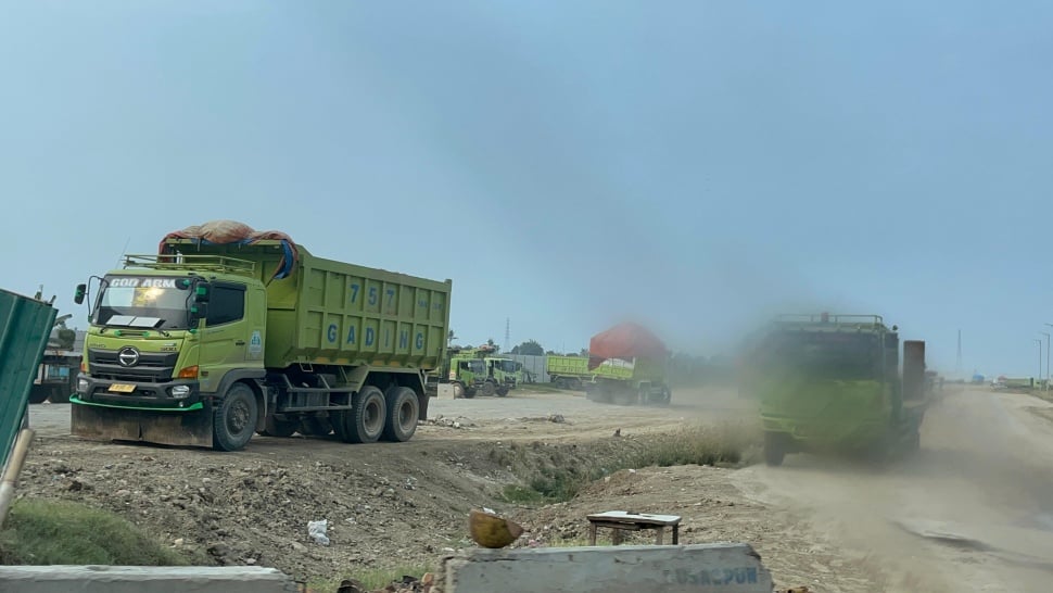 Aktivitas truk pengangkut tanah untuk proyek PIK 2 di Kabupaten Tangerang, Banten. [Suara.com/Yasir]