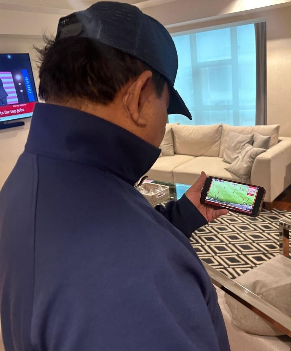 Prabowo Subianto menonton Timnas Indonesia melalui smartphone. (Instagram)