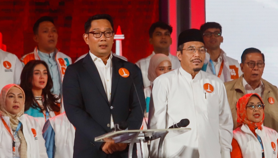 Pasangan Cagub-Cawagub Jakarta Nomor Urut 1, Ridwan Kamil - Suswono menyampaikan visi misi nya saat debat ketiga Pilkada Jakarta 2024 di Hotel Sultan, Jakarta, Minggu (17/11/2024).  [Suara.com/Alfian Winanto]