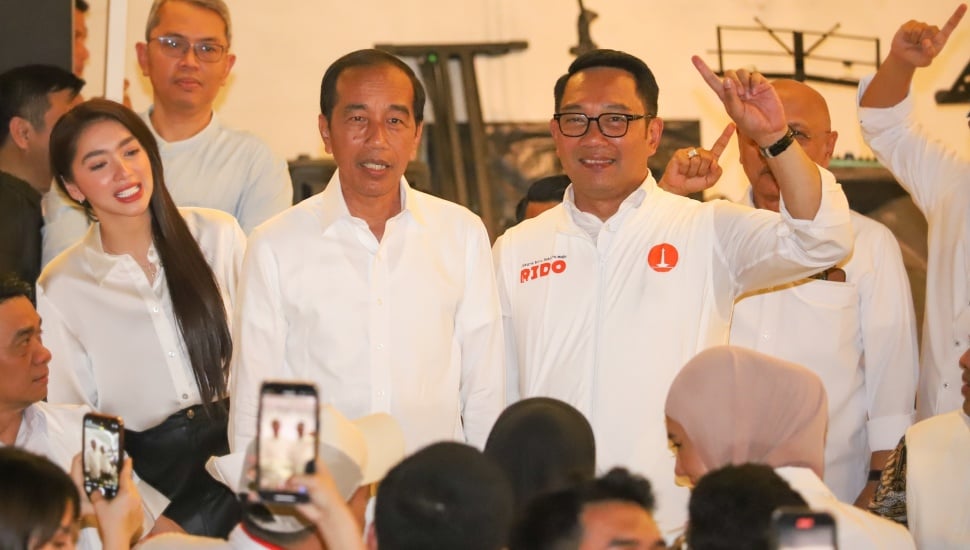 Presiden Indonesia ke-7 Joko Widodo bersama Calon Gubernur Jakarta Nomor urut satu, Ridwan Kamil usai menggelar pertemuan di Jakarta, Senin (18/11/2024). [Suara.com/Alfian Winanto]