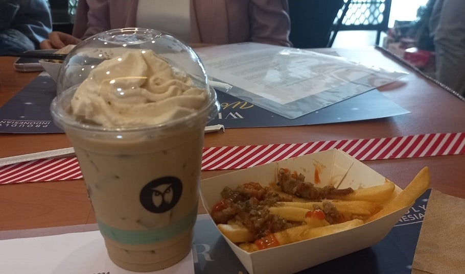 White Chocolate Macadamia Latte dan Beef Bulgogi Fries di Maxx Coffee. (Suara.com/Vania)