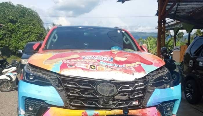 Kondisi mobil Fortuner bergambar Edy Rahmayadi-Hasan Basri yang kecelakaan. [Ist]