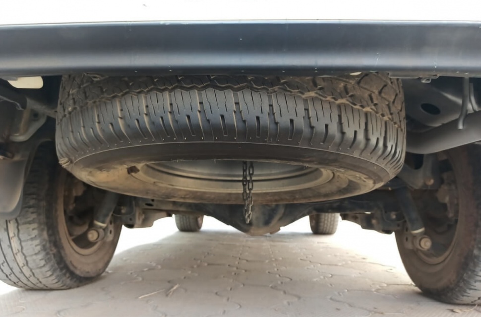 Ilustasi ban serep di kolong mobil (Seva)