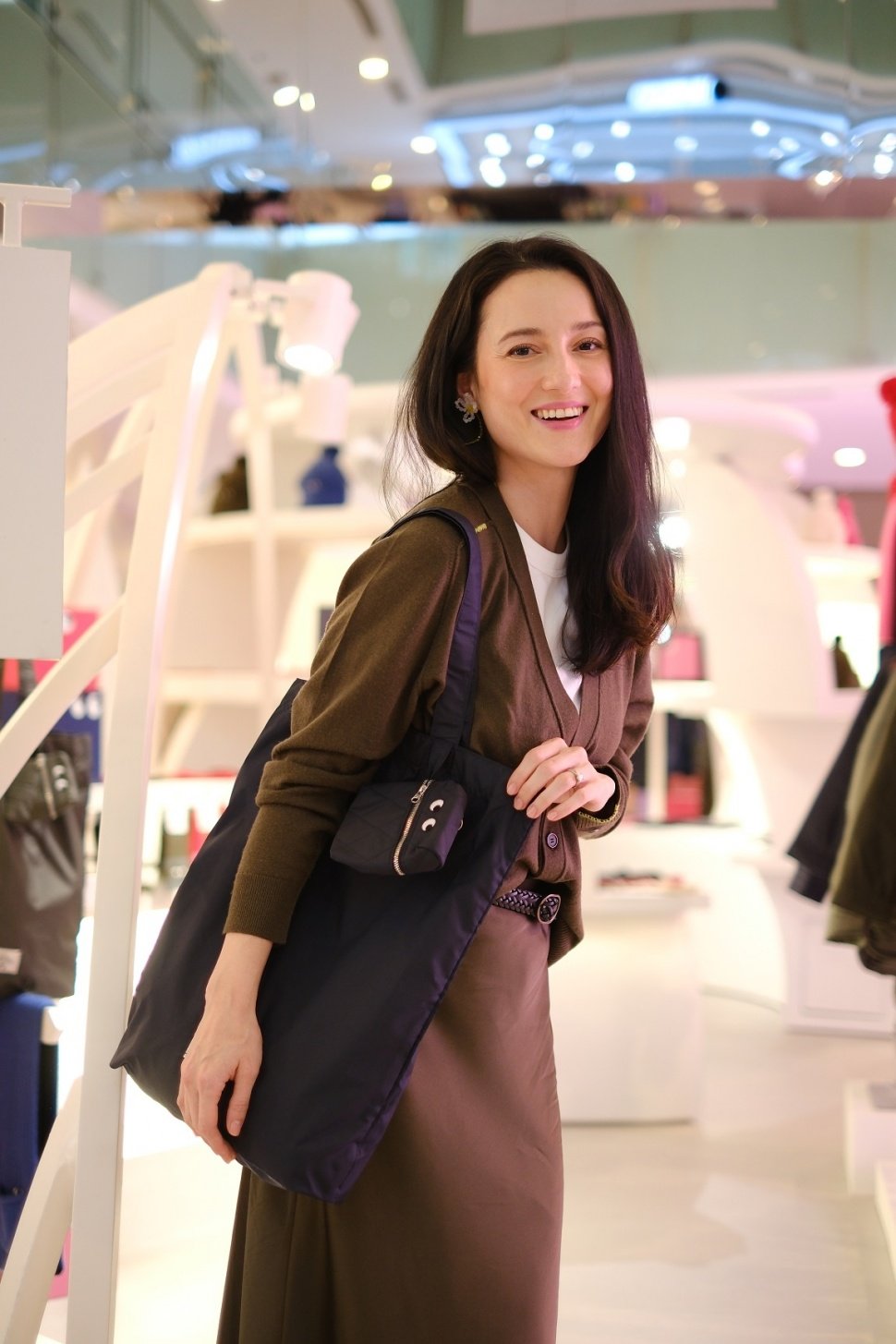 Gaya Playful dan Edgy ala Julie Estelle (Dok. Uniqlo)